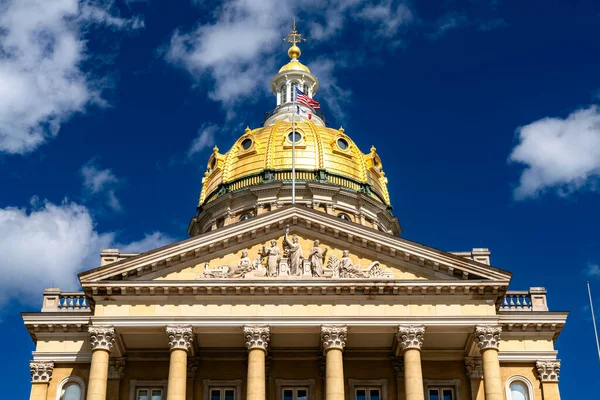 Des Moines 'teki Iowa Eyalet Meclisi. Tarihi Rönesans Uyanışı mimarisi, merkezi 23 karatlık altın yaprak kubbesini ve mavi gökyüzünün altında yontulmuş pedikürü barındırır.