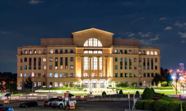 Atlanta, Georgia 'daki Nathan Deal Yargı Merkezi. Modern hükümet binasında geceleri aydınlatılmış sütunları ve büyük cam pencereleri olan taş bir cephe yer alıyor.