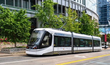 Kansas City, Missouri - 25 Ağustos 2025: Kansas City tramvayı şehir merkezindeki ana cadde boyunca ilerliyor. Modern toplu taşıma aracında RideKC markası ve bir River Market hedef tabelası yer alıyor..