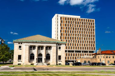 Kansas 'ın tarihi Mason Grand Lodge' u Topeka, Kansas 'taki Dwight D. Eisenhower Eyalet Ofisi binasının önünde duruyor. Neoklasik yapıda sütunlu bir kireçtaşı cephesi yer alıyor