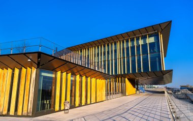 Saint-Denis, Fransa - 29 Aralık 2025: Paris yakınlarındaki Saint-Denis Pleyel metro istasyonunun modern ahşap ve cam mimarisinin güneşli manzarası.