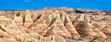 Güney Dakota, Badlands Ulusal Parkı 'ndaki Panorama Point' ten renkli çizgili kaya oluşumlarının ve engebeli manzaranın manzaralı manzarası.