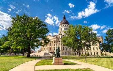Birleşik Devletler Topeka 'daki tarihi Kansas Eyalet Kongre Binası' nın yemyeşil zemininde oturan Abraham Lincoln heykelinin manzarası.