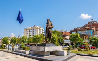 Ibrahim Rugova Priştine - Kosova heykeli