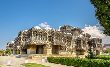 Priştine - Kosova Halk kütüphanesinde