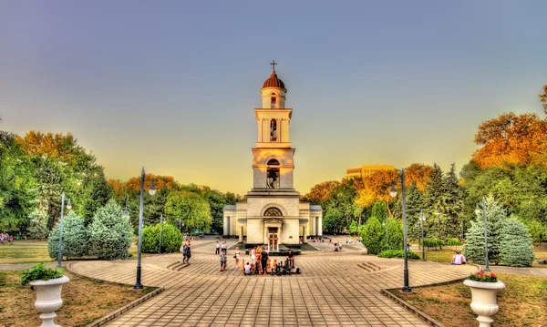 Klokkentoren van de kathedraal van de geboorte in Chisinau - Moldavië — Stockfoto