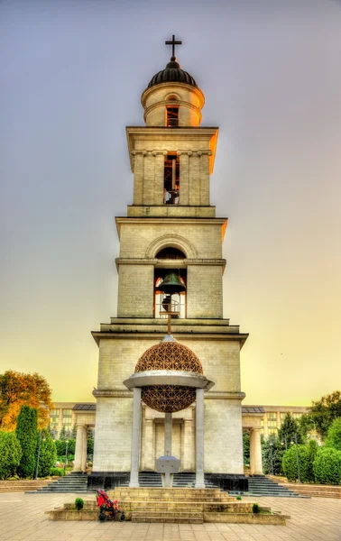 Klokkentoren van de kathedraal van de geboorte in Chisinau - Moldavië — Stockfoto