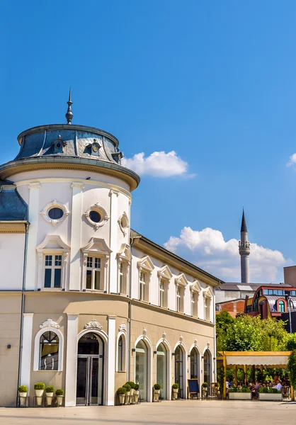 Priştine - Kosova şehir merkezinde binalarda