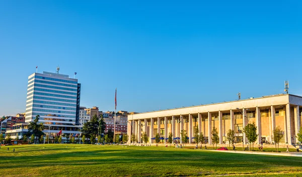 El Palacio de la Cultura en Tirana - Albania — Foto de Stock