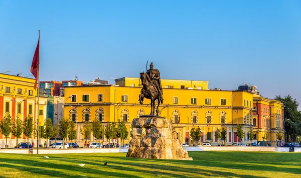 Praça Skanderbeg com sua estátua em Tirana - Albânia — Fotografia de Stock