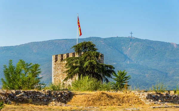 Wieża twierdzy Skopje i krzyż Milenijny - Macedoni — Zdjęcie stockowe