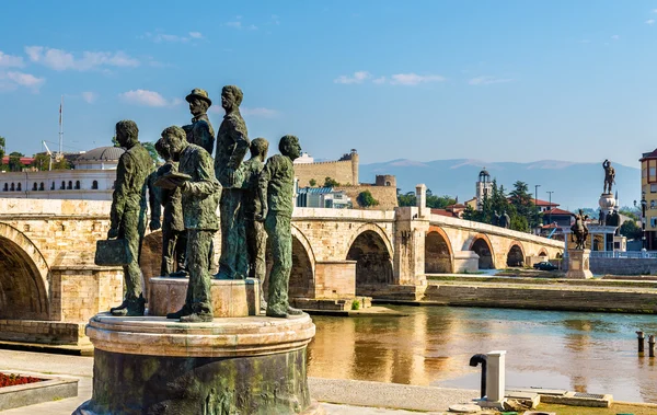 Пам'ятник човнярі Salonica в Скоп'є - Македонія — стокове фото