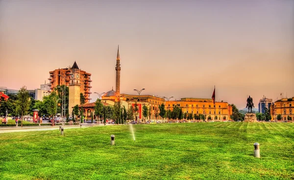 Praça Skanderbeg com sua estátua em Tirana - Albânia — Fotografia de Stock