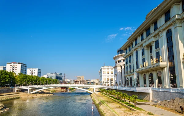 Floden Vardar nära utrikesministeriet i Skopje — Stockfoto