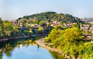 Podgoriçe görünümüyle Moraca Nehri - Karadağ