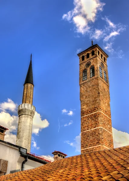钟塔和嘎子齐哈兹维伯格清真寺在萨拉热窝 — 图库照片