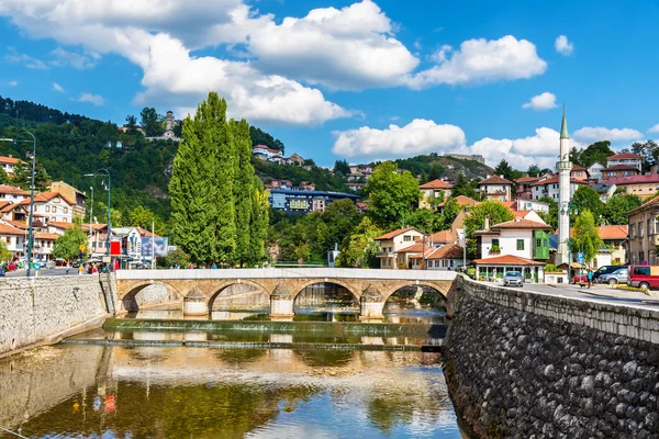 Weergave van Vijecnica brug in Sarajevo - Bosnië en Herzegovina — Stockfoto