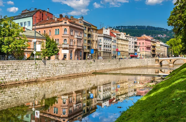 Budynki w Sarajewie nad rzeki Miljacka - Bośni i Hercegowinie w stycz — Zdjęcie stockowe