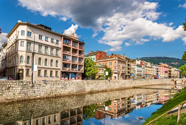 Budynki w Sarajewie nad rzeki Miljacka - Bośni i Hercegowinie w stycz — Zdjęcie stockowe