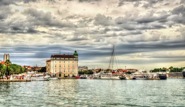 Вид на пассажирский порт в Сплите, Хорватия — стоковое фото