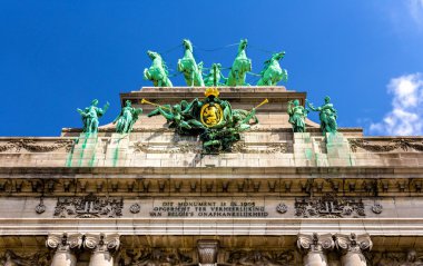 Arcade du Cinquantenaire Brüksel'deki heykeller
