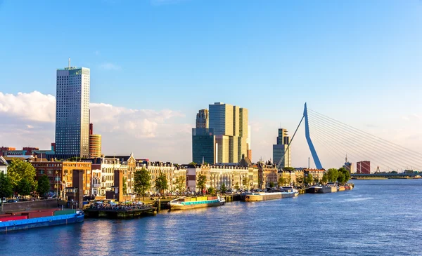 Gebouwen aan de kade van Rotterdam - Nederland — Stockfoto