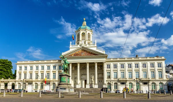 Godfrey of Bouillon statue and Church of Saint-Jacob - Brussels — Stock Photo, Image