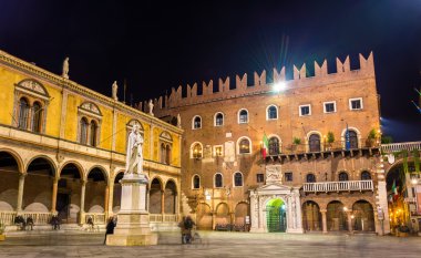 Verona - İtalya Piazza dei sinyorlar (Piazza Dante)