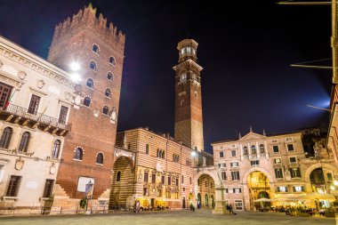 Verona - İtalya Piazza dei sinyorlar (Piazza Dante)