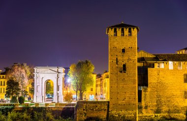 Arco dei GAVI ve Castelvecchio'yu kalenin Verona - İtalya