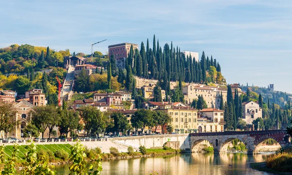 Colline avec Castel San Pietro à Vérone — Photo