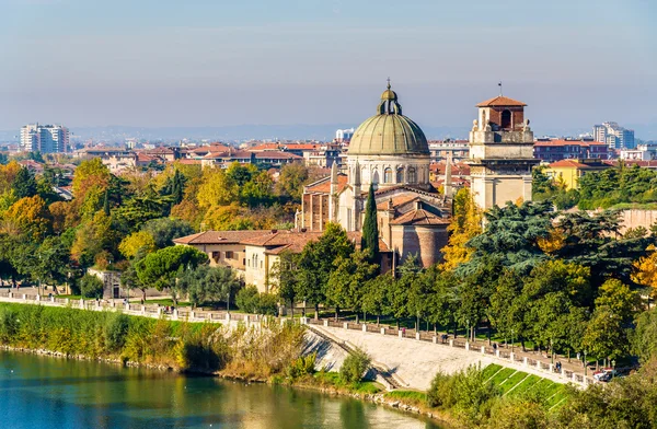 Uitzicht op San Giorgio in Braida kerk - Verona — Stockfoto