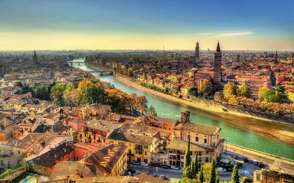 Panorama z Verona w mgłę rano - Włochy — Zdjęcie stockowe