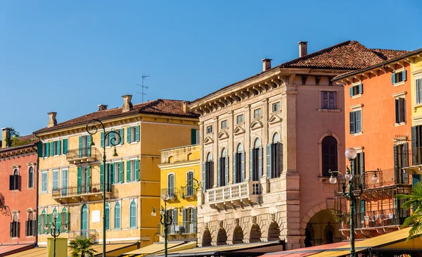 Épületek a Piazza Bra, Verona - Olaszország — Stock Fotó