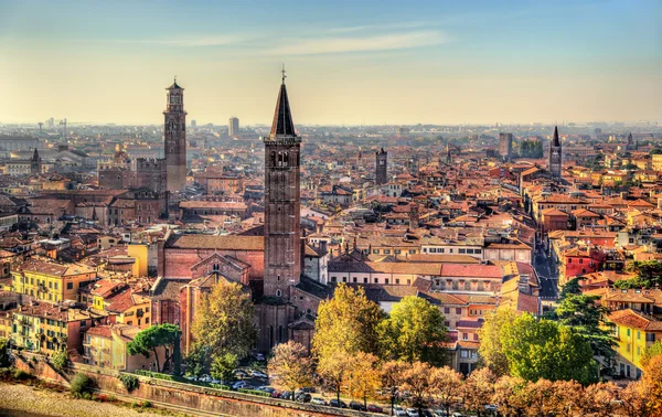 Uitzicht op het historische centrum van Verona - Italië — Stockfoto