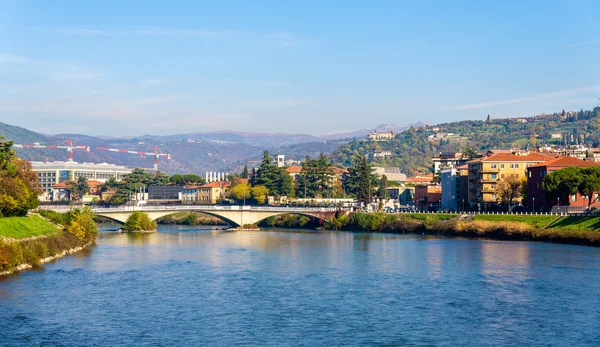 De Adige rivier in Verona - Italië — Stockfoto