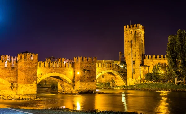 El Puente de Castel Vecchio en Verona - Italia —  Fotos de Stock