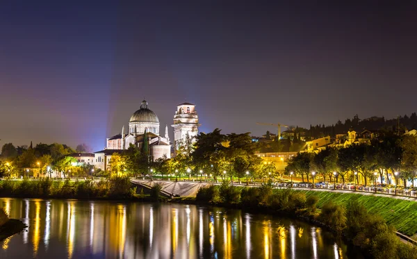 Вид на Сан Джорджо в церкви Брайда - Верона, Италия — стоковое фото