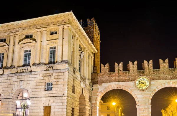 Ворота дворца Бра и Гранде Гвардия в Вероне — стоковое фото