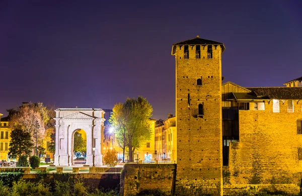 The Arco dei Gavi and Castelvecchio castle in Verona - Italy — Stock Photo, Image