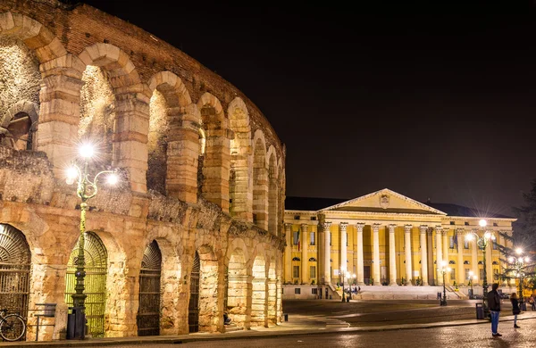De Arena en het Palazzo Barbieri in Verona - Italië — Stockfoto