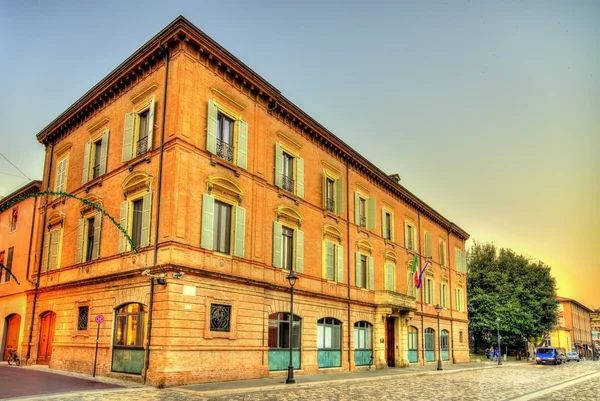Byggnad i den historiska stadskärnan i Rimini - Italien — Stockfoto