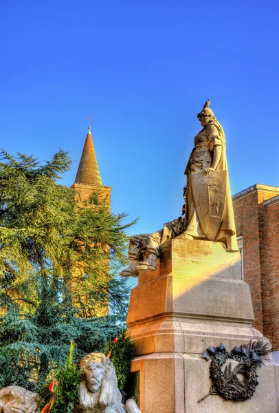 Monumento ai Caduti on Anita Garibaldi square in Ravenna — Stock Photo, Image