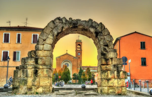 Porta Montanara e Igreja de San Gaudenzo em Rimini - Itália — Fotografia de Stock