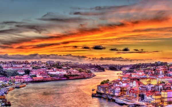 Dramatischer sonnenuntergang über porto - portugal — Stockfoto