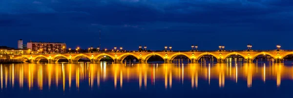 Vista nocturna de Pont de pierre en Burdeos - Aquitania, Francia —  Fotos de Stock