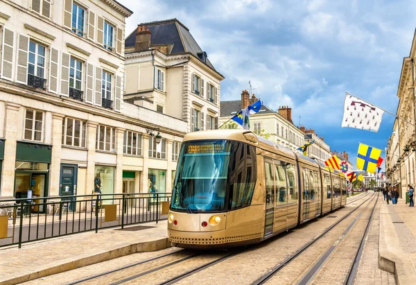 Трамвай на улице Жанна д "Арк в Орлеане - Франция — стоковое фото