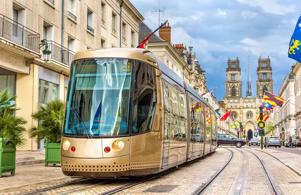 Jeanne d'Arc Orleans - Fransa sokak üzerinde tramvay — Stok fotoğraf