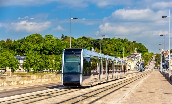 Trådløs sporvogn på Pont Wilson Bridge i Tours - Frankrig - Stock-foto