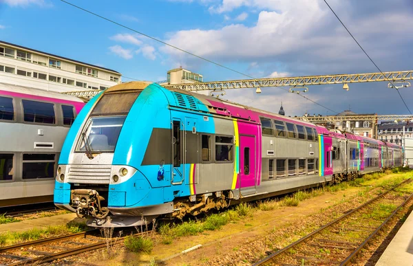 Tvåvåningsbuss regionala tåg på turer station - Frankrike — Stockfoto